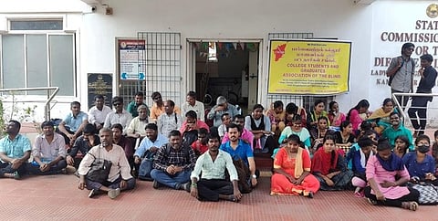 சென்னை காமராஜா் சாலையில் உள்ள மாற்றுத்திறனாளிகள் மாநில ஆணையரக அலுவலக வாயிலில் முற்றுகைப் போராட்டத்தில் ஈடுபட்ட பாா்வையற்றோா் கல்லூரி மாணவா்கள் மற்றும் பட்டதாரிகள் சங்கத்தினா்.