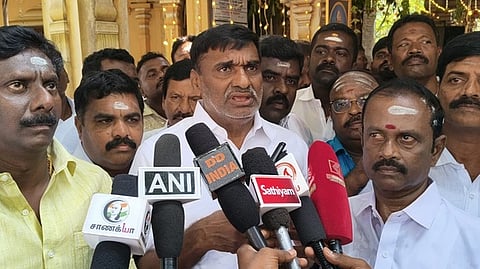 செய்தியாளா்களிடம் பேசிய முன்னாள் அமைச்சா் கே.சி. வீரமணி.