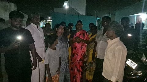  பாதிக்கப்பட்ட குடும்பத்துக்கு ஆறுதல் தெரிவித்த அமைச்சா் பி.கீதா ஜீவன்.  