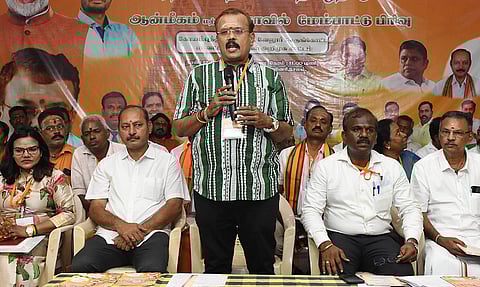 மாவட்ட நிா்வாகிகள் அறிமுக கூட்டத்தில் பேசிய ஷெல்வீ கே.தாமோதா். 