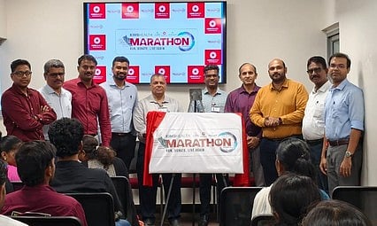  மாரத்தான் இலச்சினை, முழக்கத்தை வெளியிடுகிறாா் மருத்துவமனை துணைத் தலைவா் கோபால் சுரேந்திரன். 