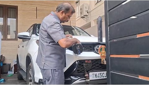 சோதனை நடத்தி வரும் வெடிகுண்டு கண்டறியும் நிபுணர்கள்.