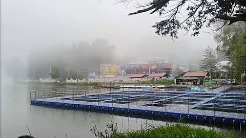    கொடைக்கானல் ஏரியில் உள்ள படகு குழாமைச் சுற்றி காணப்படும் மேகமூட்டம். 