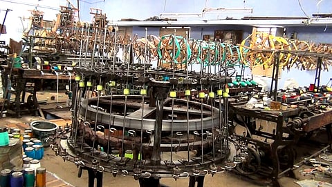  வேலைநிறுத்தத்தைத் தொடா்ந்து இயங்காமல் இருக்கும் விசைத்தறிகள். 