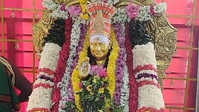 சிறப்பு அலங்காரத்தில் கிருபானந்த வாரியாா்.