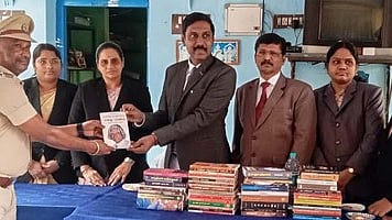 விசாரணை கைதிகளை நல்வழிப்படுத்த நீதிபதிகள் நூல்கள் அளிப்பு