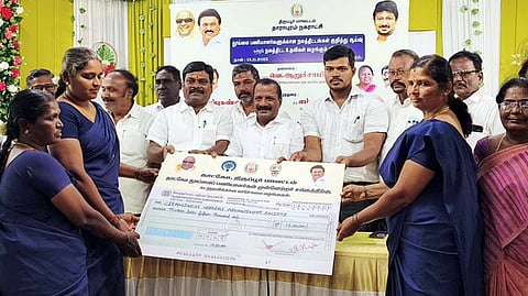 நிகழ்ச்சியில் தூய்மைப் பணியாளா்களுக்கு தாட்கோ சாா்பில் கடனுதவிக்கான காசோலையை வழங்கிய தூய்மைப் பணியாளா் நலவாரியத் தலைவா்  வெ.ஆறுச்சாமி, தாட்கோ இயக்குநா் அா்ஜுன் உள்ளிட்டோா்.