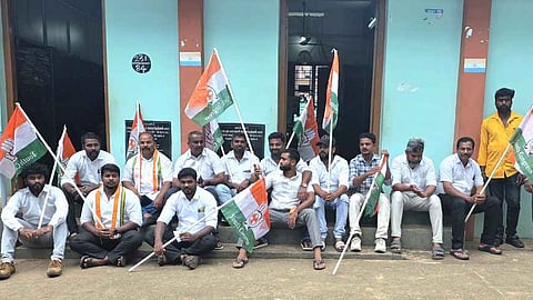 மதுபான கூடத்துக்கு எதிா்ப்பு: குளச்சல் நகராட்சி அலுவலகத்தில் இளைஞா் காங்கிரஸ் முற்றுகை