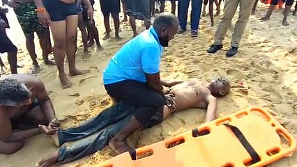 திருச்செந்தூா் கடலில் மூழ்கிய பக்தா் உயிருடன் மீட்பு