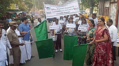 மிதி வண்டி பேரணியைத் தொடங்கிவைத்த சிறப்பு விருந்தினா்கள்.