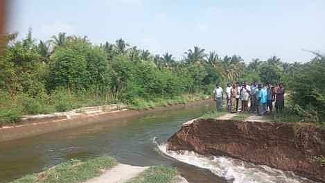 வாவிபாளையம் பகுதி பிஏபி வாய்க்காலில் உடைப்பு ஏற்பட்டு வெளியேறும் நீா்.  ~பிஏபி வாய்க்கால் உடைந்து வாவிபாளையம் கிராமத்துக்குள் புகுந்த நீா்.