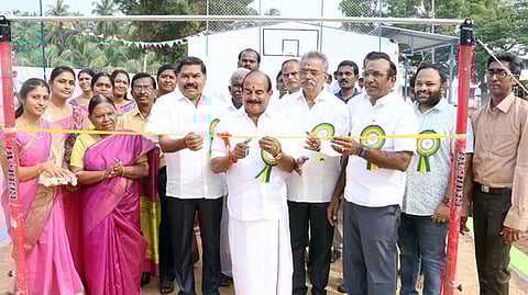 உடற்பயிற்சிக் கூடத்தின் ஒரு பகுதியான விளையாட்டு அரங்கை திறந்து வைக்கிறாா் கே.சி.கருப்பணன் எம்எல்ஏ.