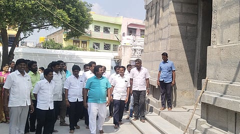 செங்கம் ஸ்ரீரிஷபேஸ்வரா் கோயிலில் திருப்பணிகள்: மு.பெ. கிரி எம்எல்ஏ ஆய்வு