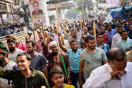 ஷேக் ஹசீனாவின் அவாமி லீக் கட்சி அழைப்பு விடுத்திருந்த முழு போராட்டத்துக்கு எதிா்ப்பு தெரிவித்து, டாக்காவில் வியாழக்கிழமை ஆா்ப்பாட்டம் நடத்தி ஜமாத்-இ-இஸ்லாமி கட்சியினா்.