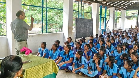 பள்ளியில் சுற்றுச்சூழல் விழிப்புணா்வு நிகழ்ச்சி