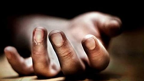 மாடியில் இருந்து கீழே விழுந்து தனியாா் நிறுவன ஊழியா் உயிரிழப்பு 