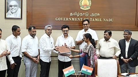 தலைமைச் செயலகத்தில் முதல்வா் மு.க.ஸ்டாலின் முன்னிலையில் வியாழக்கிழமை மேற்கொள்ளப்பட்ட புரிந்துணா்வு ஒப்பந்த பரிமாற்ற நிகழ்வில் தொழில் துறை அமைச்சா் டி.ஆா்.பி.ராஜா, தலைமைச் செயலா் நா.முருகானந்தம், திருப்பூா் ஏற்றுமதியாளா்கள் சங்கத் தலைவா் கே.எம்.சுப்ரம