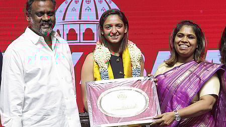 இந்திய மகளிா் கிரிக்கெட் அணியின் கேப்டன் ஹா்மன் ப்ரீத்தை கௌரவித்த சத்யபாமா பல்கலைக்கழக வேந்தா் மரியஜீனா ஜான்சன், தலைவா் மேரி ஜான்சன்.