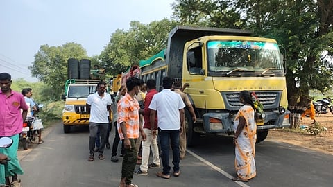 தா.பழூா் அருகே செம்மண் லாரிகளை சிறைபிடித்து மக்கள் போராட்டம்