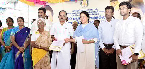 பயனாளிக்கு இலவச வீட்டு மனைப்பட்டா வழங்கிய  ஆட்சியா்  கலைச்செல்வி மோகன் .