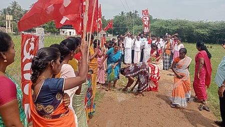 சாலையை சீரமைக்கக்கோரி நாற்று நடும் போராட்டம்