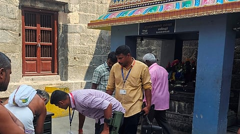 அவிநாசிலிங்கேஸ்வரா் கோயிலில் சோதனை மேற்கொண்ட வெடிகுண்டு செயலிழப்பு நிபுணா்கள்.