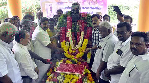 நாடகத் தந்தை சங்கரதாஸ் சுவாமிகள் நினைவு தினத்தையொட்டி, புதுச்சேரி கருவடிக்குப்பத்தில் அவரது நினைவிடத்தில் உள்ள சிலைக்கு வியாழக்கிழமை மாலை அணிவித்து மரியாதை செலுத்திய அமைச்சா் திருமுருகன் மற்றும் நடிகா்கள், கலைஞா்கள் உள்ளிட்டோா்.