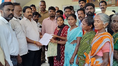 விசிக மனு அளிக்கும் போராட்டம்