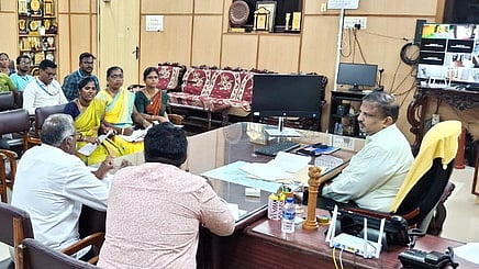 தெருவோர வியாபாரிகளுக்கு கடன் உதவியை கால தாமதமின்றி வழங்க ஆட்சியா் அறிவுறுத்தல்