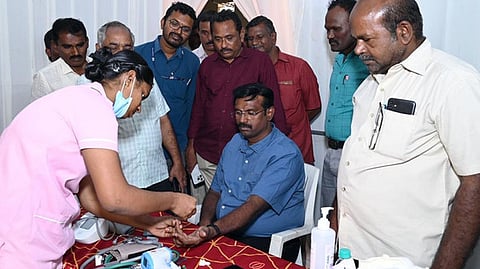 முகாமை தொடங்கிவைத்து பாா்வையிடுகிறாா் கூட்டுறவு சங்கங்களின் மண்டல இணைப் பதிவாளா் கந்தராஜா.