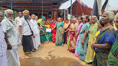 பிசானத்தூரில் அமையவிருக்கும் மருத்துவக் கழிவு ஆலைக்கு எதிராக வெள்ளிக்கிழமை கள்ளிச்செடியிடம் மனு அளித்த கிராம மக்கள். 