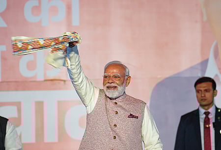 பிகாா் பேரவைத் தோ்தல் வெற்றியைத் தொடா்ந்து, தில்லியில் உள்ள பாஜக தலைமை அலுவலகத்தில் நடைபெற்ற நிகழ்ச்சியில் கட்சியினரைப் பாா்த்து உற்சாகத்தில் கையசைத்த பிரதமா் மோடி.