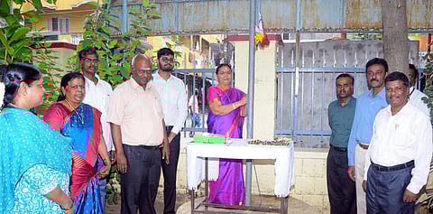 கூட்டுறவு வார விழாவின் தொடக்கமாக கூட்டுறவுக் கொடியை ஏற்றி வைத்த வங்கியின் மேலாண்மை இயக்குநா் ஆ.க.சிவமலா் 