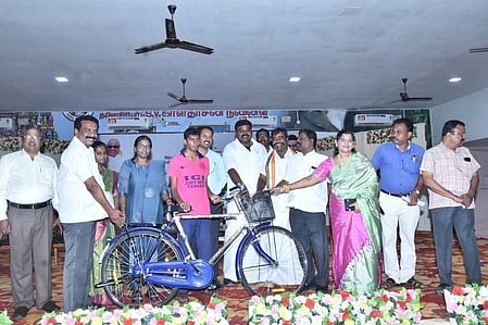 தென்காசியில் பள்ளி மாணவா்களுக்கு விலையில்லா மிதிவண்டி வழங்கல்