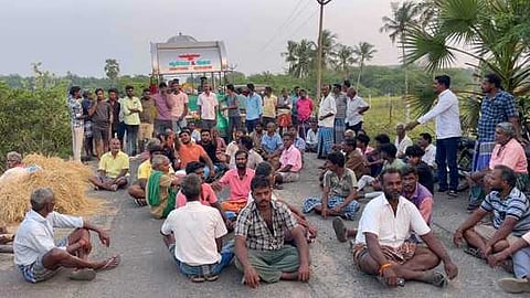 14பிஆா்டிபி4
நத்தப்பட்டு அருகே சடலத்துடன் சாலை மறியலில் ஈடுபட்டோா்.