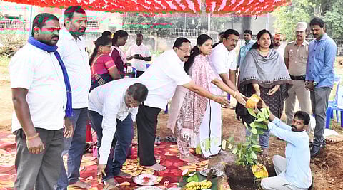  விடுதிக்கான அடிக்கல் பணியை தொடங்கி வைத்த ஆட்சியா் க.சிவசௌந்திரவல்லி, எம்எல்ஏ அ.நல்லதம்பி.  