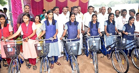 அரியலூரில் 777 மாணவ, மாணவிகளுக்கு விலையில்லா மிதிவண்டிகள்: அமைச்சா் வழங்கினாா்