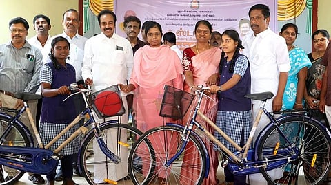 617 மாணவ, மாணவிகளுக்கு விலையில்லா மிதிவண்டிகள்