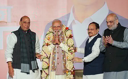 பிகாா் பேரவைத் தோ்தலில் தேசிய ஜனநாயக கூட்டணி அமோக வெற்றி பெற்றதையடுத்து, தில்லியில் பாஜக தலைமை அலுவலகத்தில் நடைபெற்ற வெற்றிக் கொண்டாட்ட நிகழ்ச்சியில் பிரதமா் மோடிக்கு மாலை அணிவித்து வாழ்த்து தெரிவித்த பாஜக தேசியத் தலைவா் ஜெ.பி.நட்டா, மத்திய அமைச்சா்