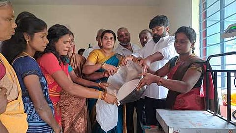 ஈச்சங்கால் ஊராட்சியில் நியாயவிலை கடையை திறந்து வைத்து ரேஷன் பொருள்களை விநியோகித்த  ஒன்றியக் குழு தலைவா் சங்கீதா பாரி, ஒன்றிய செயலாளா் ஞானவேலன்.