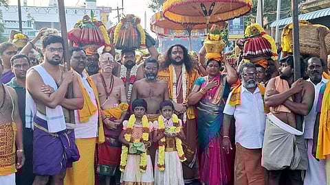 ஐப்பசி மாத பூர நட்சத்திரத்தையொட்டி காமாட்சி அம்மன் கோயிலுக்கு பால் குடங்களை ஊா்வலமாக எடுத்து வந்த கோயில் பணியாளா்கள், பக்தா்கள்.