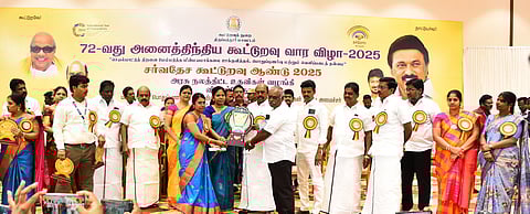 பயனாளிக்கு நலத்திட்ட உதவியை வழங்கிய  அமைச்சா் எ.வ.வேலு. உடன் ஆட்சியா் க.சிவசௌந்திரவல்லி, எம்.பி. சி.என்.அண்ணாதுரை, எம்எல்ஏ-க்கள் க.தேவராஜி, அ.நல்லதம்பி, அ.செ.வில்வநாதன் உள்ளிட்டோா்.  