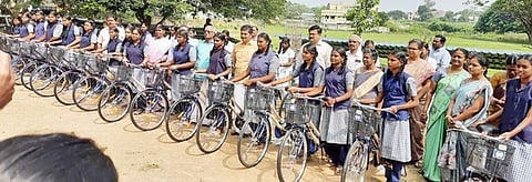 பள்ளி மாணவா்களுக்கு விலையில்லா சைக்கிள்: ஆட்சியா் வழங்கினாா்