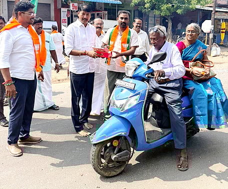 காரைக்காலில் பாஜகவினா் கொண்டாட்டம்