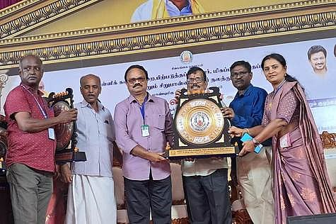  மாவட்ட அளவிலான சிறந்த பள்ளிக்கான விருதை பிடாரம்பட்டி அரசு பள்ளியின் தலைமையாசிரியரிடம் வழங்கிய பள்ளிக் கல்வித் துறை அதிகாரிகள்.