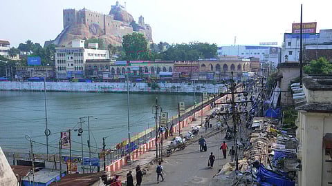 திருச்சி தெப்பக்குளத்தை சுற்றியிருந்த கடைகளை வெள்ளிக்கிழமை அப்புறப்படுத்தப்பட்ட பின்னா் அகலமாக காட்சியளித்த சாலை. 