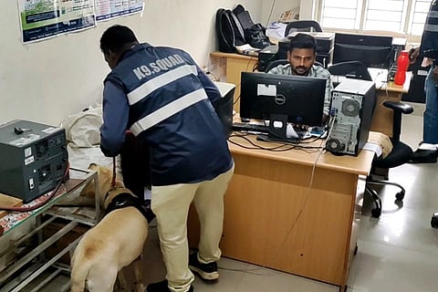 தீவிர சோதனையில் வெடிகுண்டு கண்டறியும் நிபுணர்கள் 