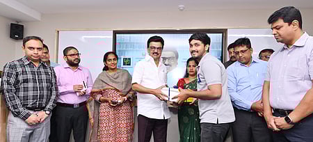 சென்னை கொளத்தூா் பெரியாா் நகரில் புதுப்பிக்கப்பட்ட பெரியாா் நகா் நூலகம் மற்றும் முதல்வா் படைப்பகத்தை வெள்ளிக்கிழமை திறந்து வைத்து, மாணவருக்கு போட்டித் தோ்வுகளுக்கான பயிற்சி புத்தகங்களை வழங்கிய முதல்வா் மு.க.ஸ்டாலின். உடன், அமைச்சா் பி.கே.சேகா் பாபு,