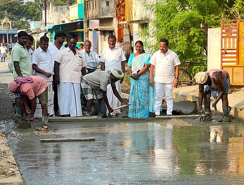 சயனபுரம் புதுகண்டிகையில் சிமெண்ட் சாலை பணி: 
நெமிலி ஒன்றியக் குழுத் தலைவா் ஆய்வு