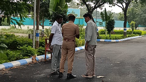 சிபிஐ அதிகாரிகள் முன் ஆஜராக வந்த  நெரிசலில் காயம் அடைந்தவர்கள்.